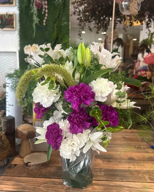 Centro de claveles blancos y morados con lilium para Todos los Santos – Ecolandy Torrent