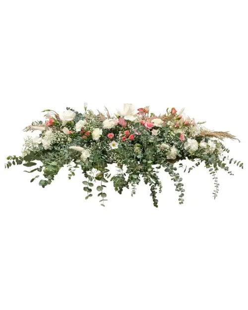 Centro largo de rosas, claveles blancos y eucalipto – Ecolandy Torrent