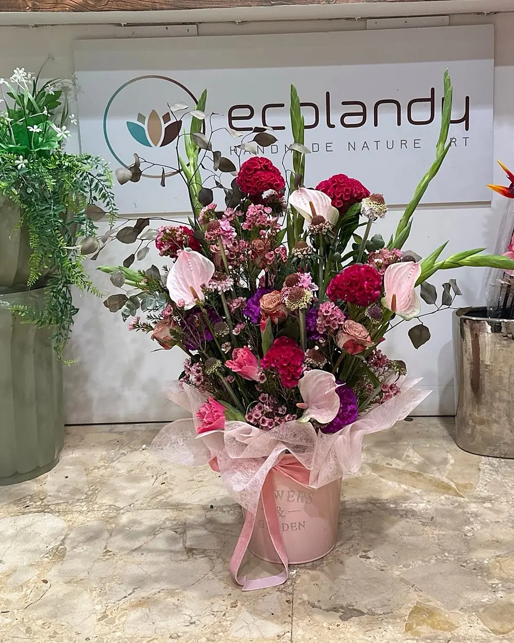Centro de flor fresca rosa con celosía y anthurium – Ecolandy Torrent