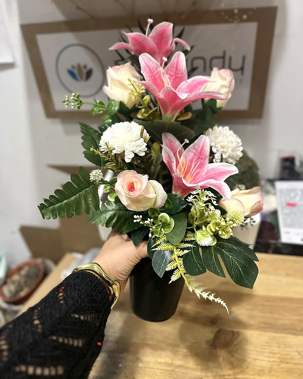 Jarrón de nicho con flor artificial de alta gama: lilium rosa, rosas crema y crisantemos – Ecolandy Torrent