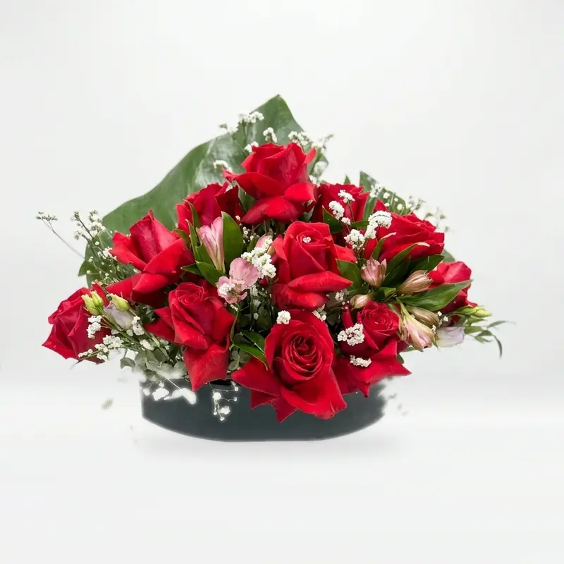Centro de rosas rojas naturales con alstroemerias y paniculata