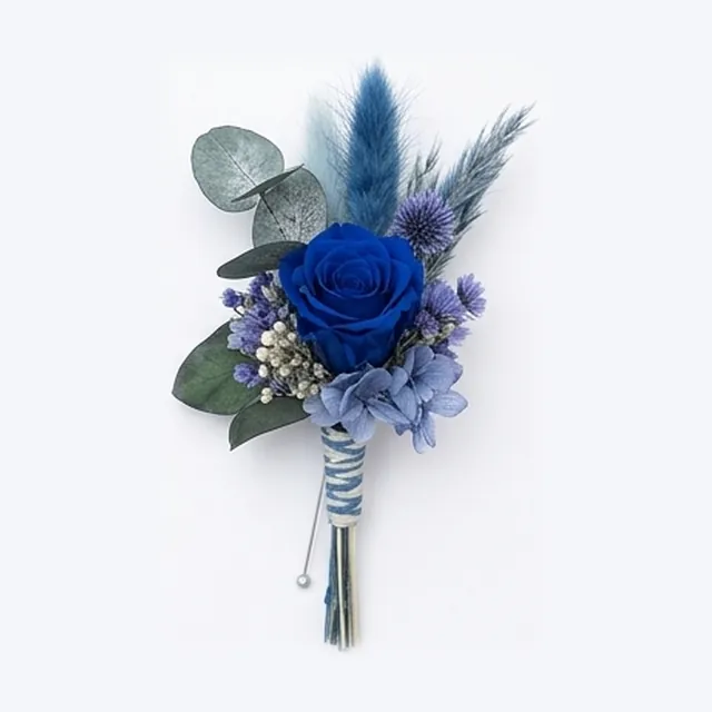 Prendido de novio en flor preservada azul con rosa azul, pampas y eucalipto