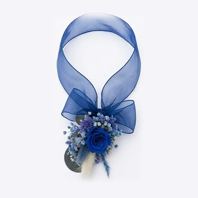 Pulsera de dama (corsage) en flor preservada azul con rosa azul y lazo de organza