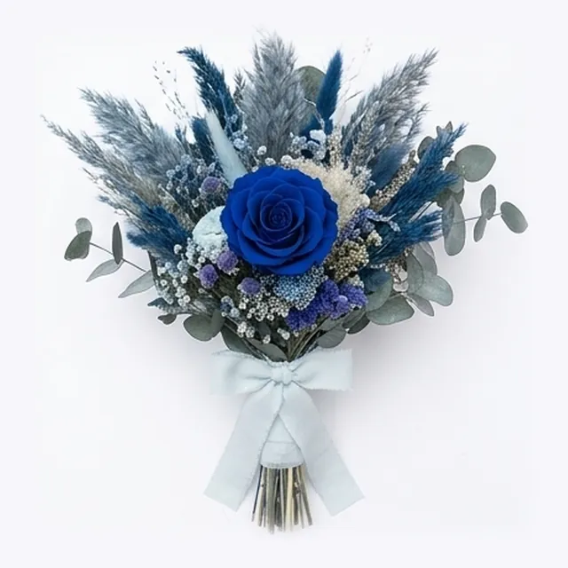 Ramo de novia en flor preservada azul con rosa azul, pampas y eucalipto